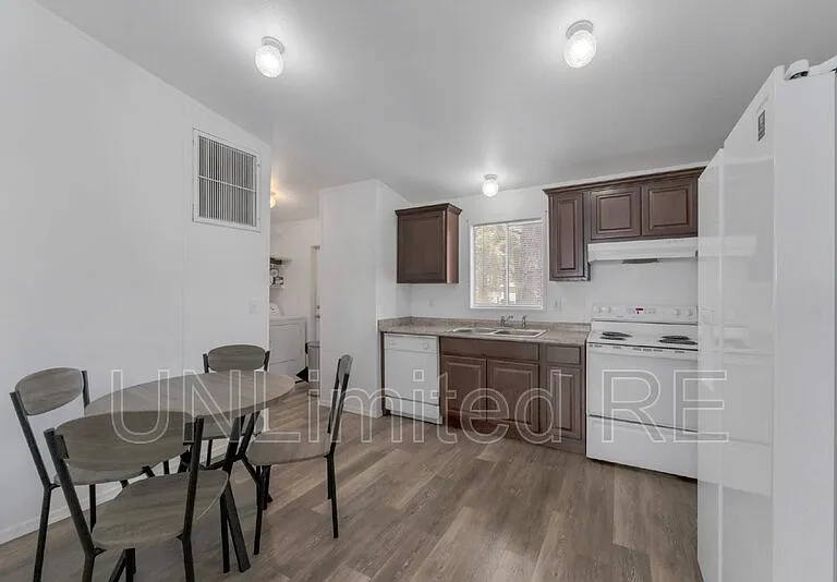 766 E Zuni Dr — Photo 11