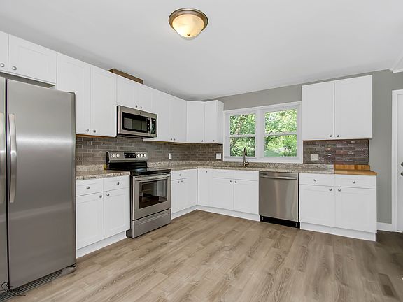 4th image of 691 Bishop Ct