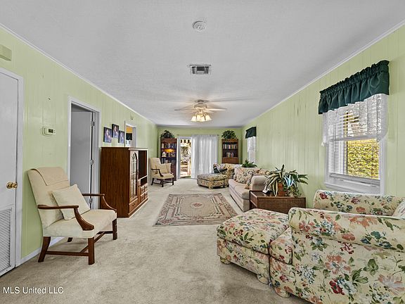 4th image of 1496 Miller St