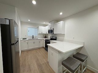 4th image of 818 3/4 E 87th Pl
