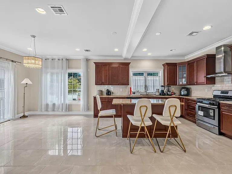 809 Edgewood Ln — Photo 10