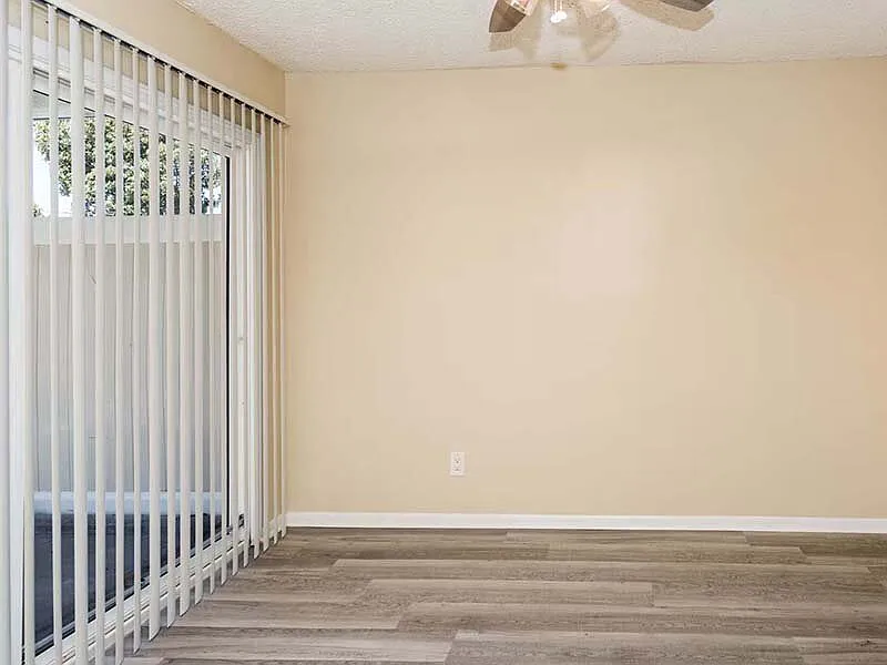 Castlewood Park Apartments — Photo 4