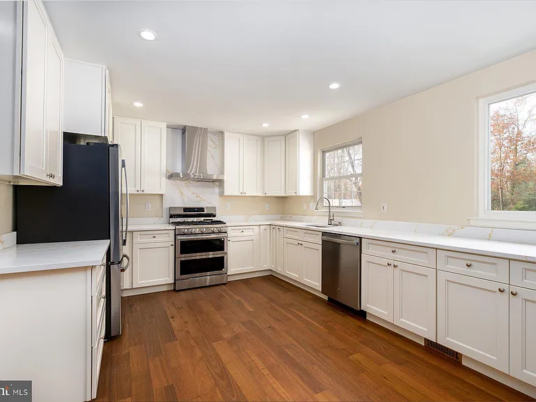 2942 Southaven Dr — Photo 3