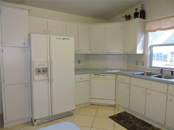 4th image of 541 Saint Andrews Blvd