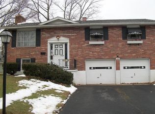 1369 Skyline Dr, Hermitage, PA