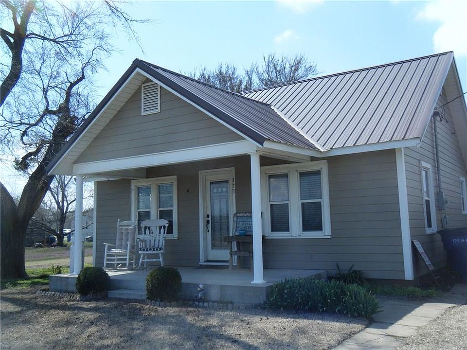 1st image of 111 N Oak Ave