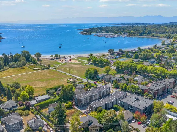 2590 Penrhyn St #2, Saanich, BC V8N 1G3