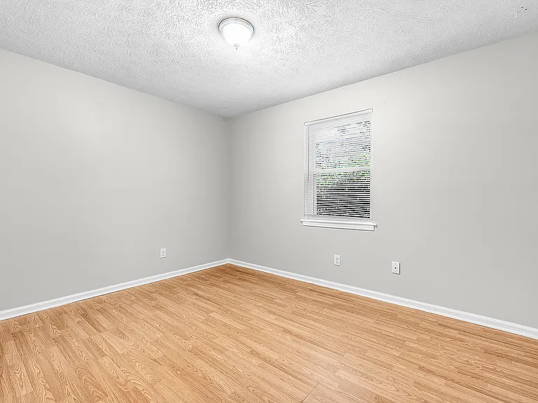 615 W Tietgen St — Photo 14