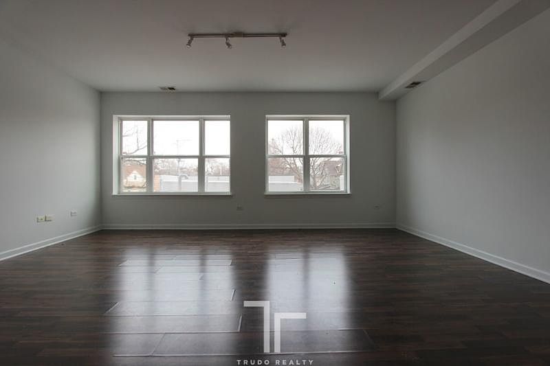 1st image of 1544 W Glenlake Ave