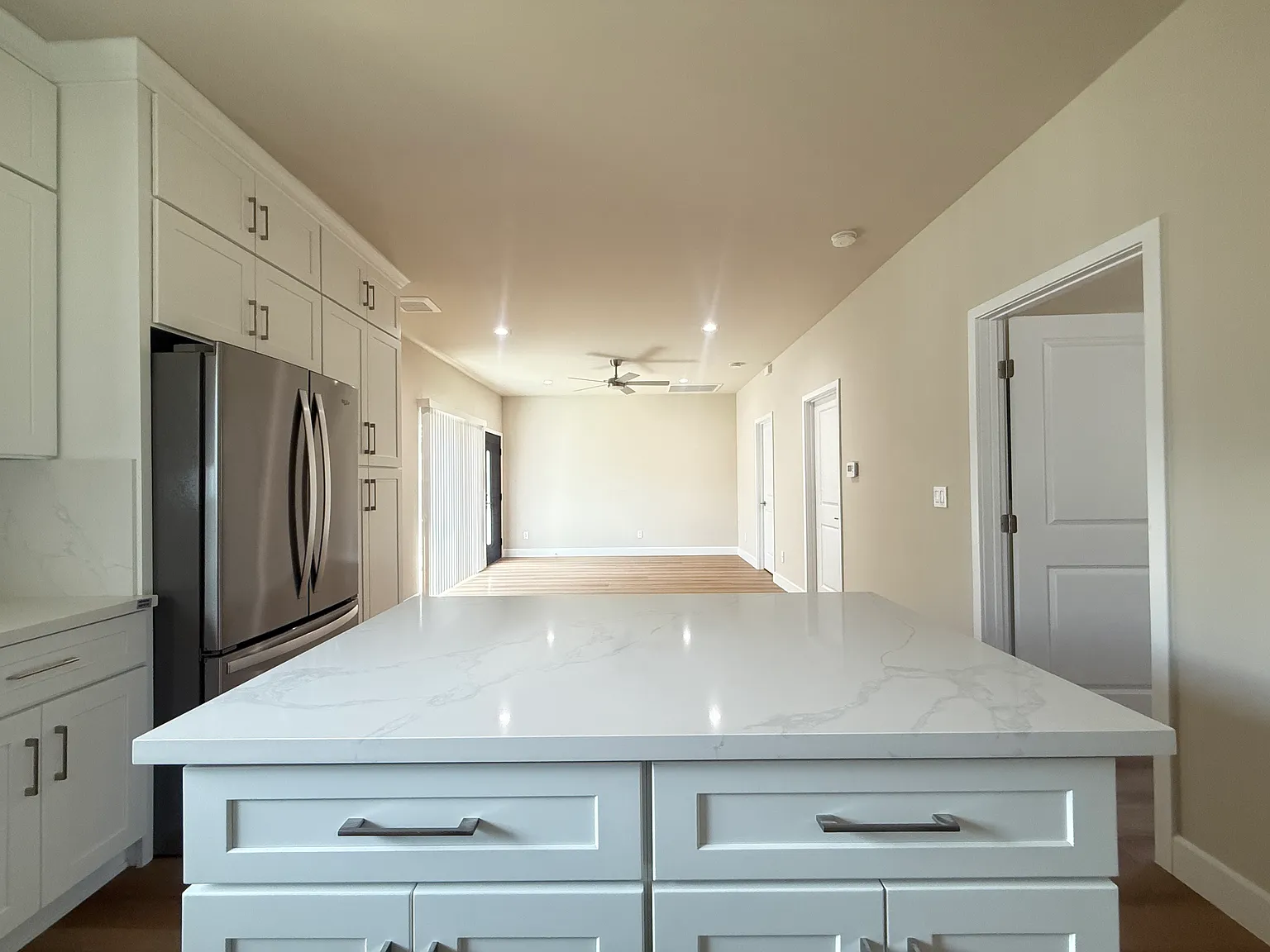 2 bed, 900 sqft, $3,195 — Photo 4