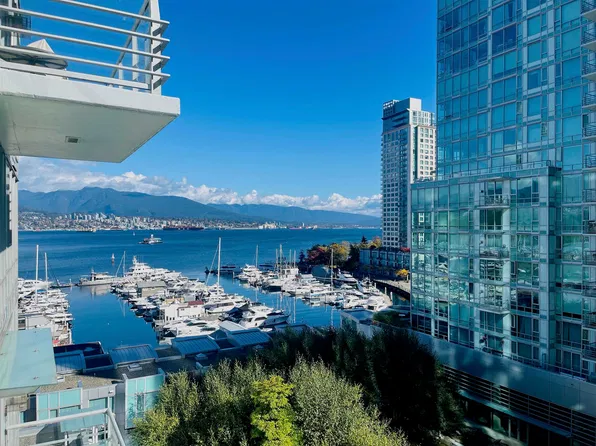 590 Nicola St #904, Vancouver, BC V6G 3J8