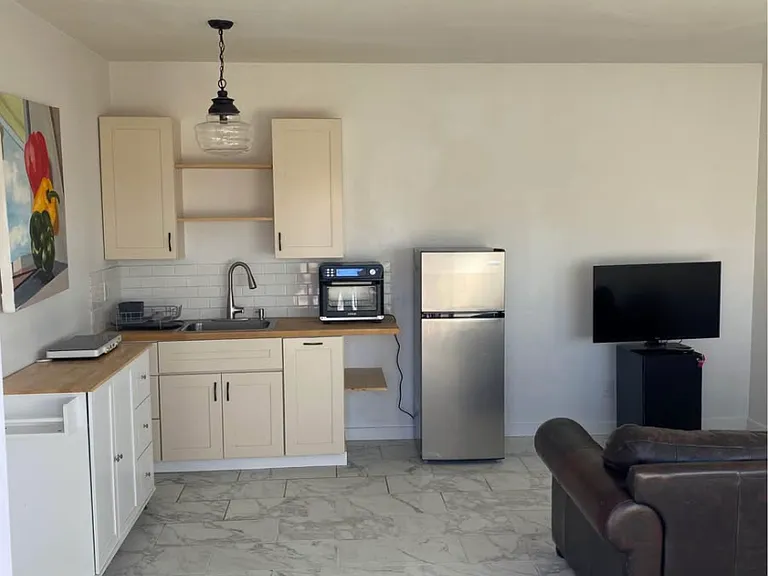 222 Hill St — Photo 3