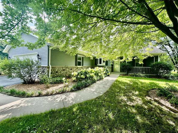 W254S4271 Pin Oak LANE, Waukesha, WI 53189