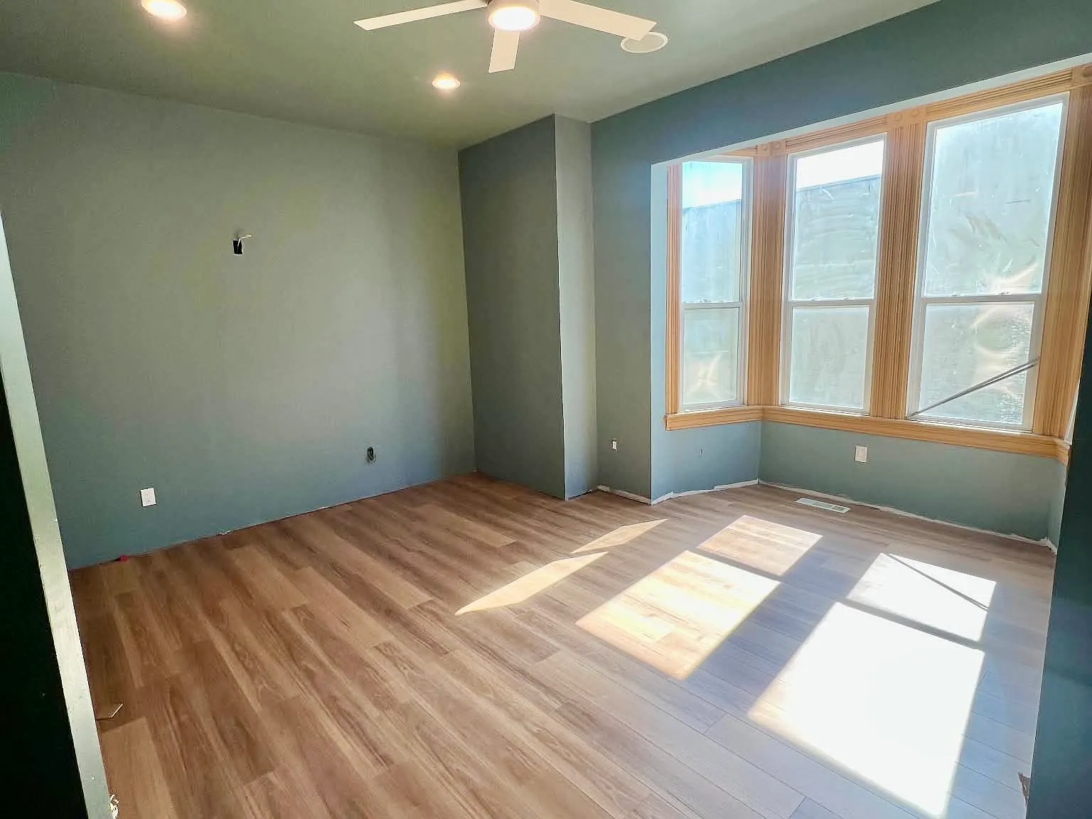 5 bed, 4386 sqft, $1,000 — Photo 2