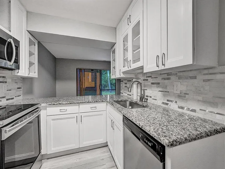 9845 Riverside Dr #8-28 — Photo 5