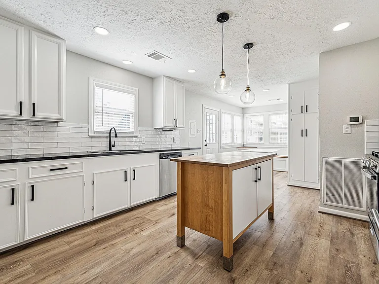 801 Woodcrest Dr — Photo 5