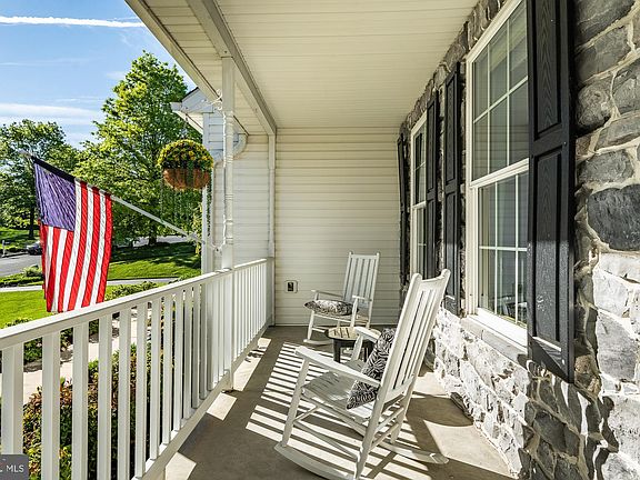 5th image of 615 Nancy Jane Ln