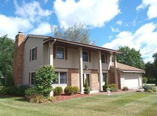 3104 W Valleyview Ct, Mequon, WI 53092