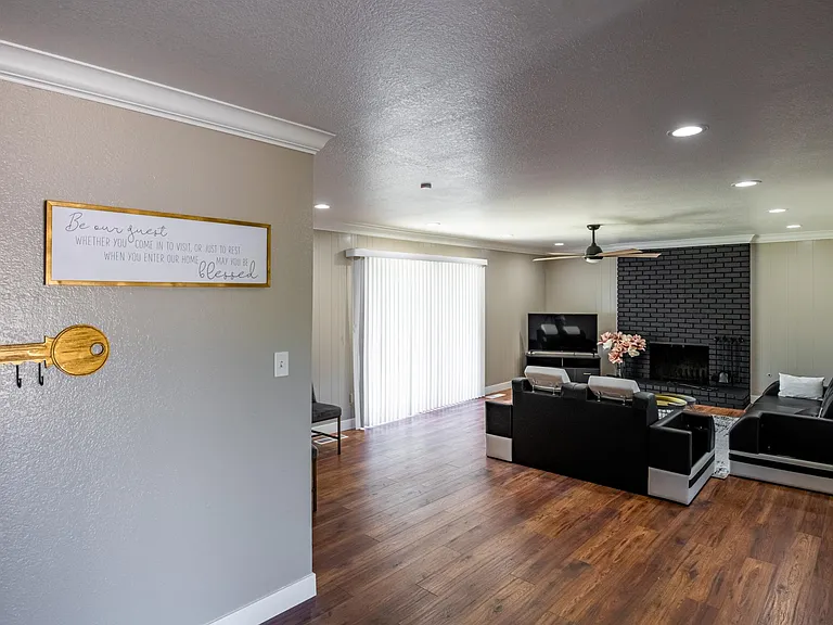 6702 N West Ave — Photo 6