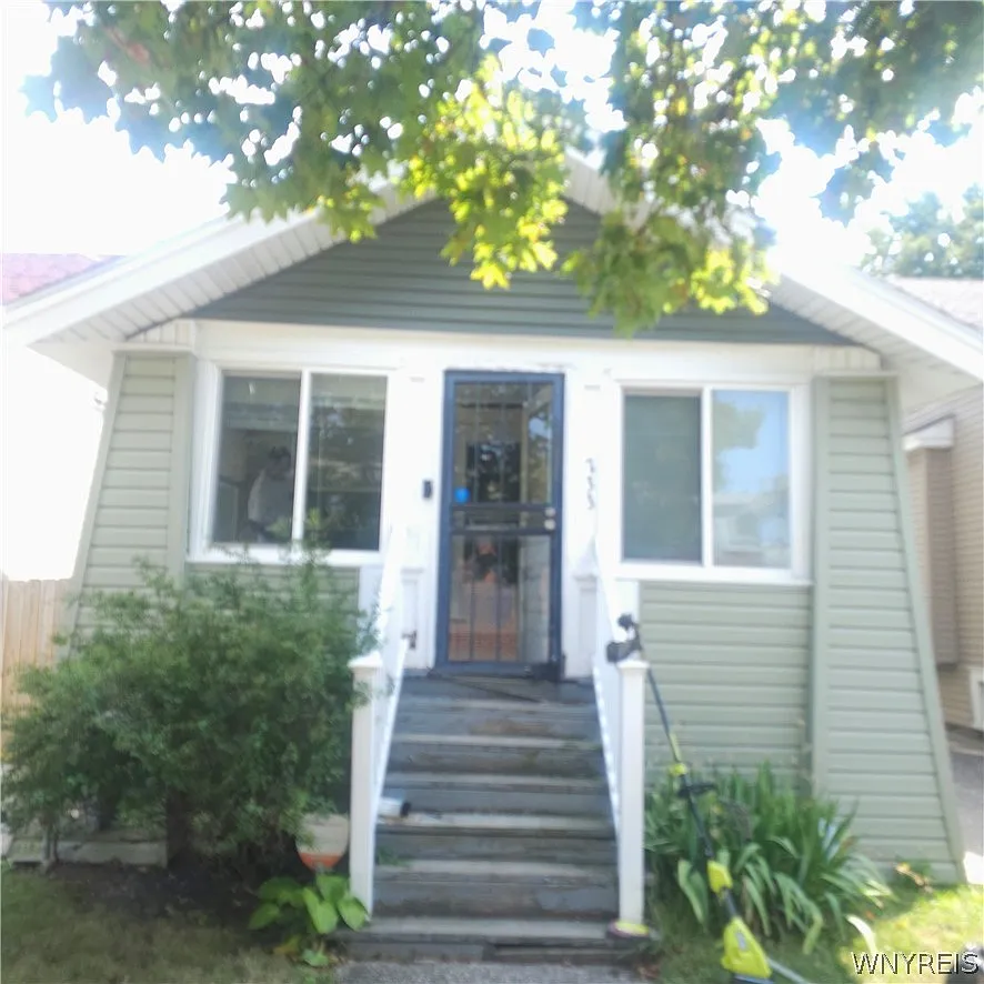 3 bed, 1.0 bath, 1065 sqft, $1,925 — Photo 2