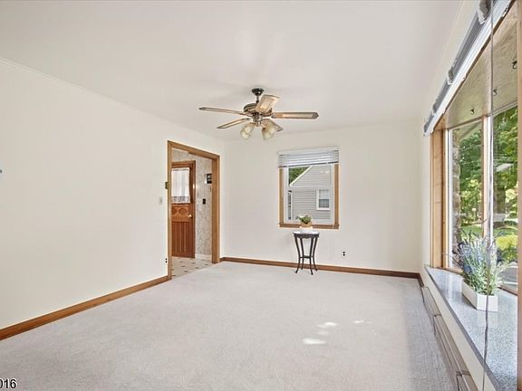 4th image of 16 Sandra Ln