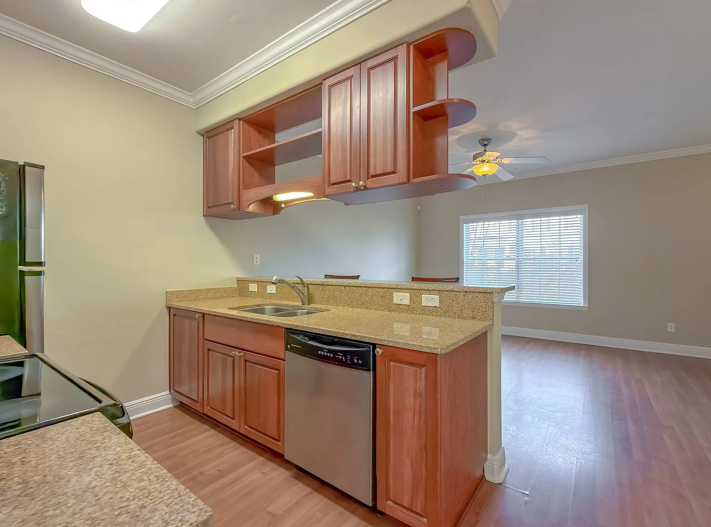Amazing 3/3 W/ Stainless Steel Apps, Washer/Dryer, & New Flooring In Bedrooms! Mins To Fsu & Tsc!... — Photo 4