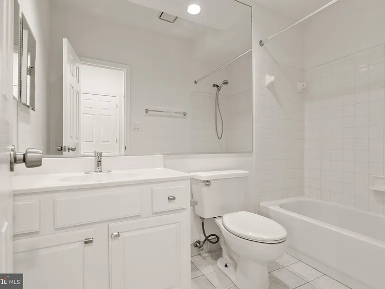 1324 Garden Wall Cir #305 — Photo 18