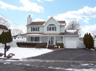 23 Rector Ct, Huntington, NY 11743