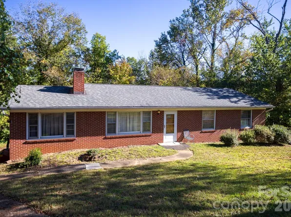 8 Governors Ct, Asheville, NC 28805