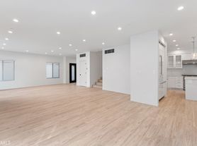 913 N Hilldale Ave, West Hollywood, CA