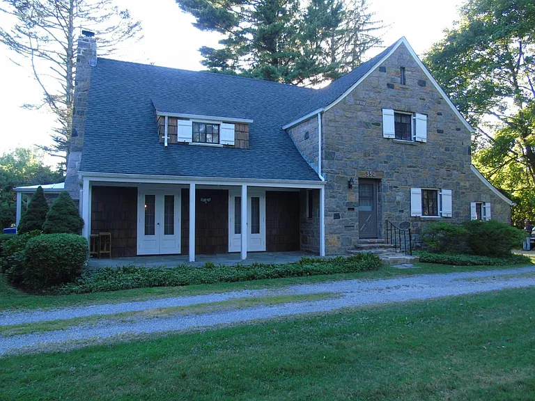 Front of House (dining room covered patio in left backround/parking for 3-4 cars to the right)