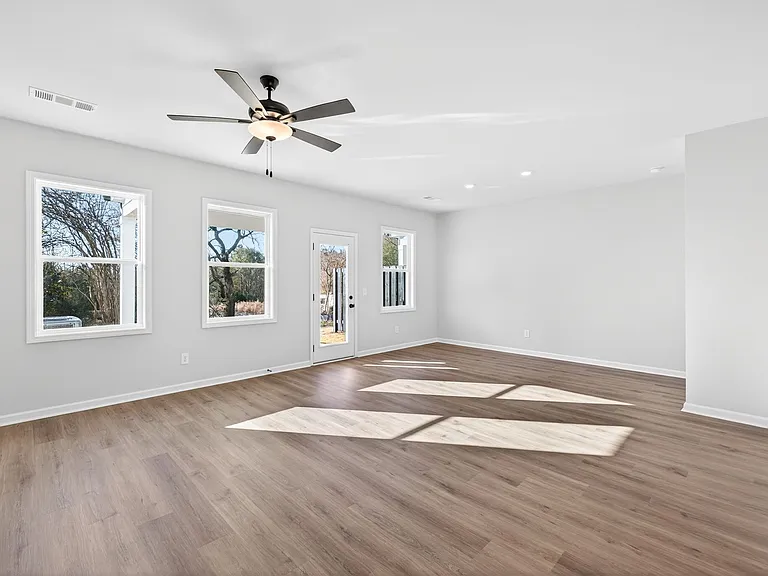 548 Madison St — Photo 4