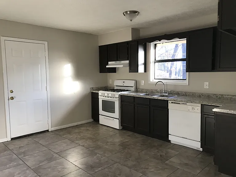 152 Forest Pl — Photo 4