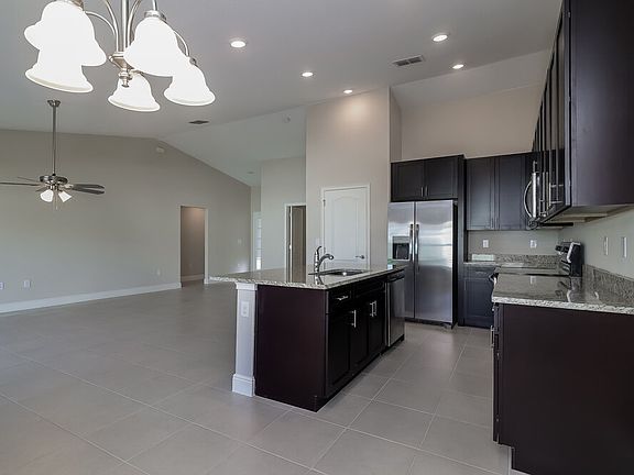 5th image of 418 Bloomfield Dr