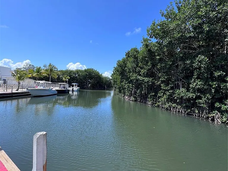325 Calusa St #5 — Photo 11