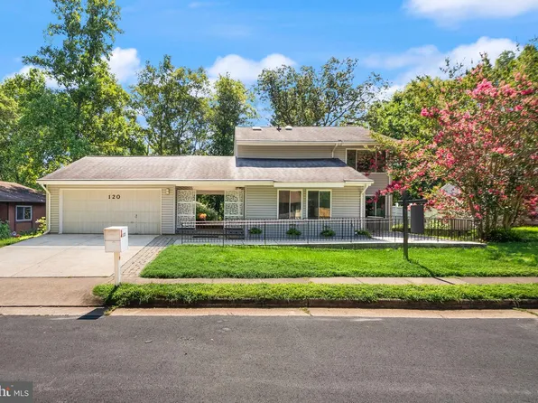 120 E Meadowland Ln, Sterling, VA 20164