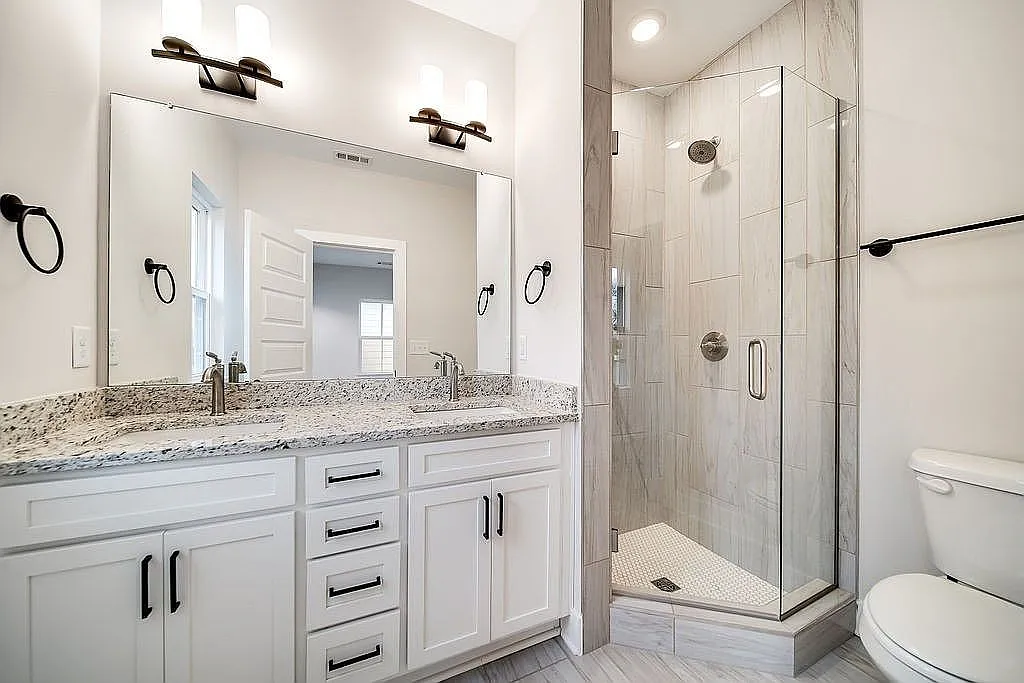 3 Br House with 2.5 baths — Photo 3