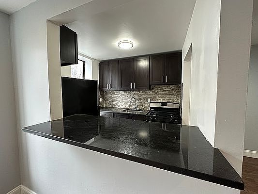 2nd image of 922 Bronx Park S APT 2C