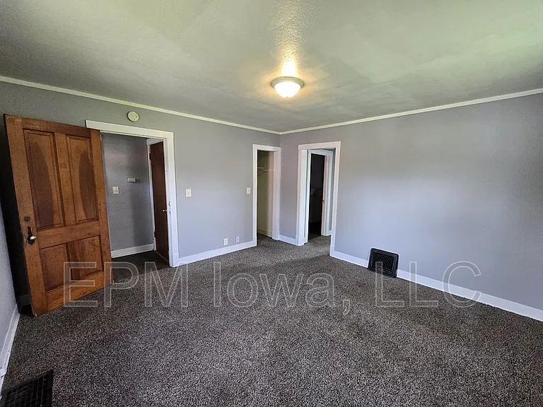 609 1st St W #D — Photo 17