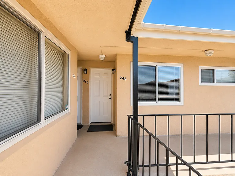 242-256 E Navilla Pl — Photo 3