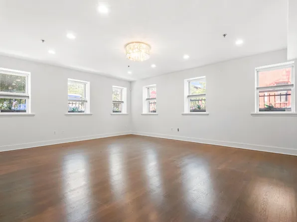 547 Bloomfield Street image 3 of 26