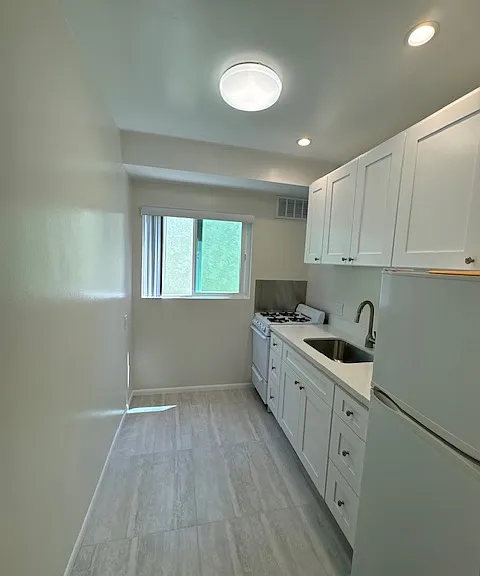 919 W 10th St — Photo 12