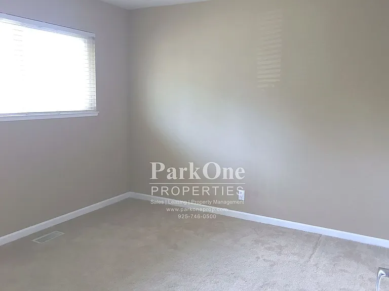 1500 Fieldcrest Dr — Photo 10