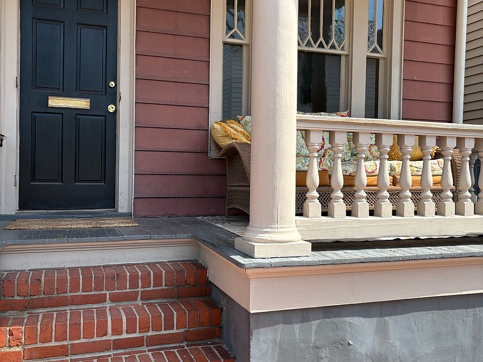 Front porch, porch couch included