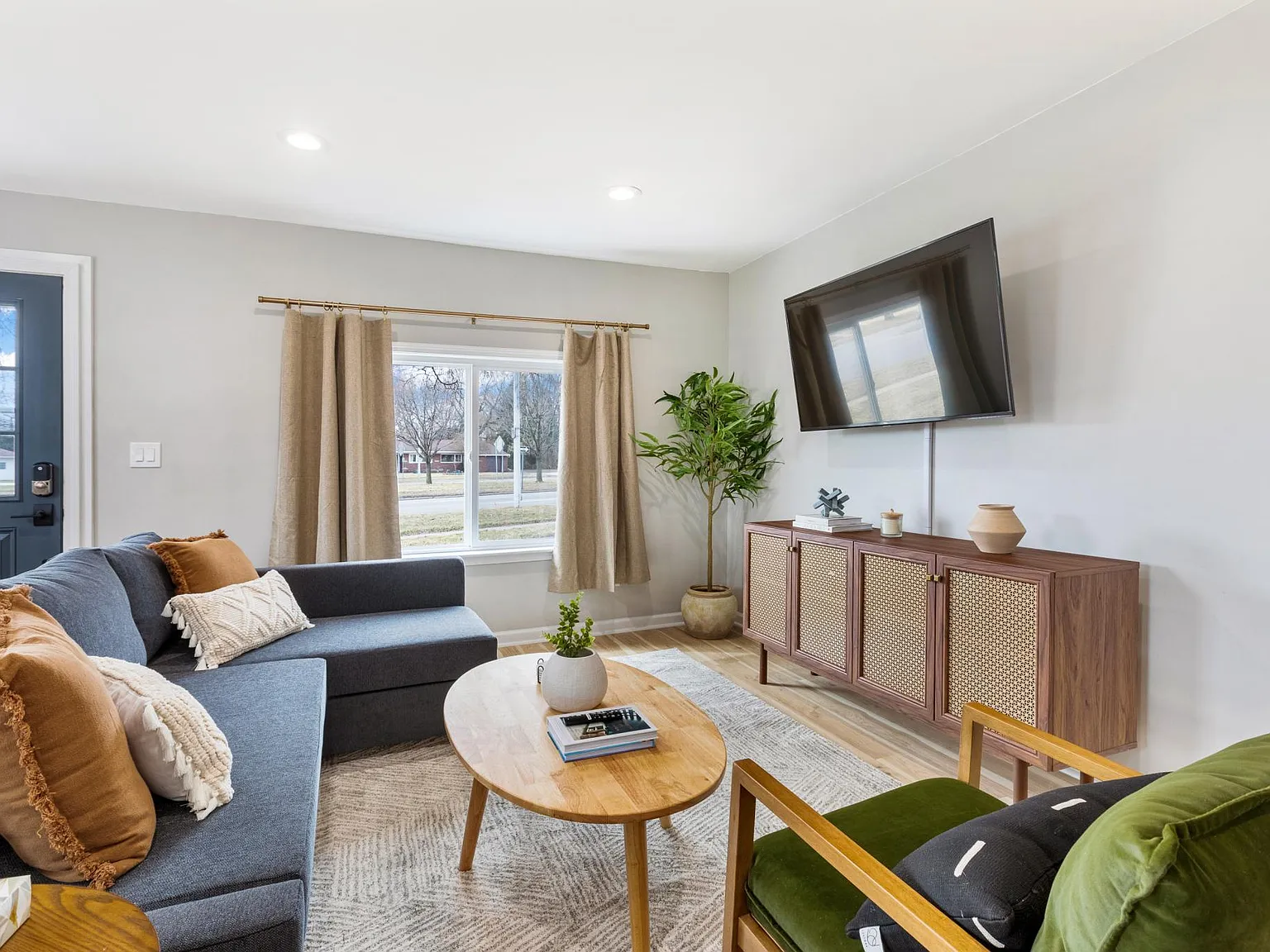 2 bed, 800 sqft, $3,250 — Photo 1