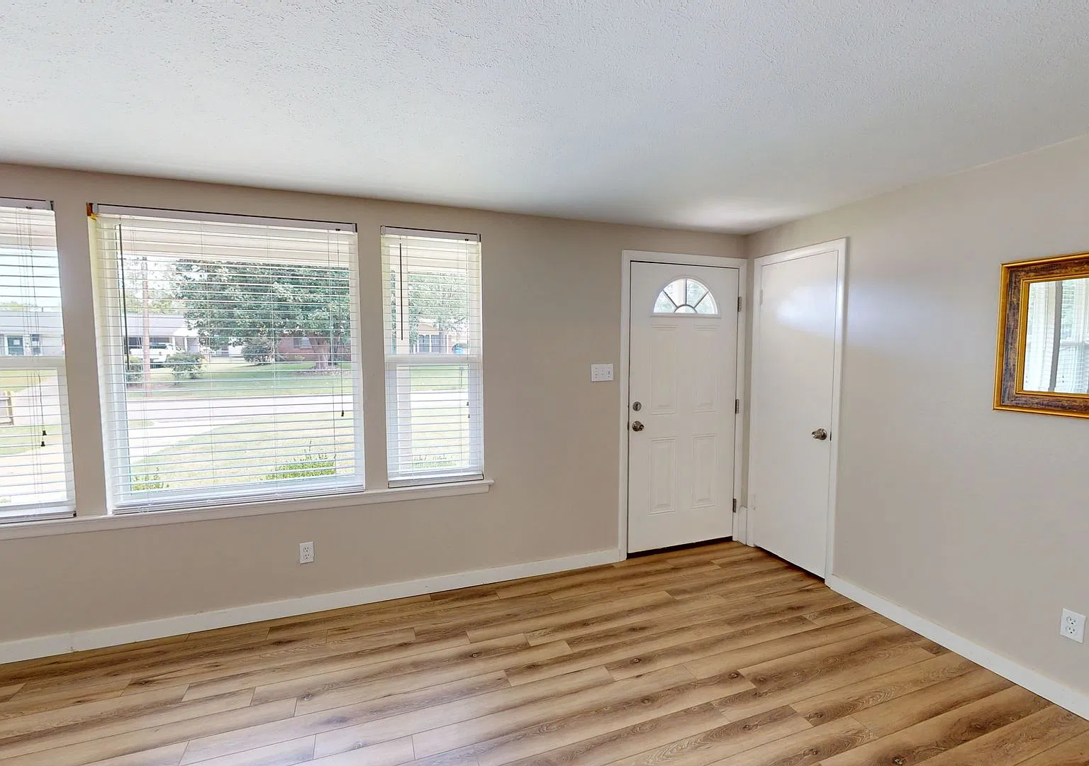 Newly updated 3/1.5 bath located in Camellia Estates — Photo 3