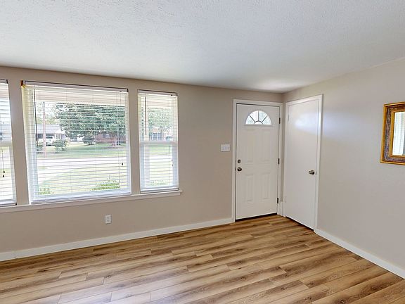 3rd image of 617 Boxwood Rd