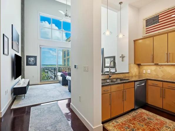 150 Bee St APT 806, Charleston, SC 29401