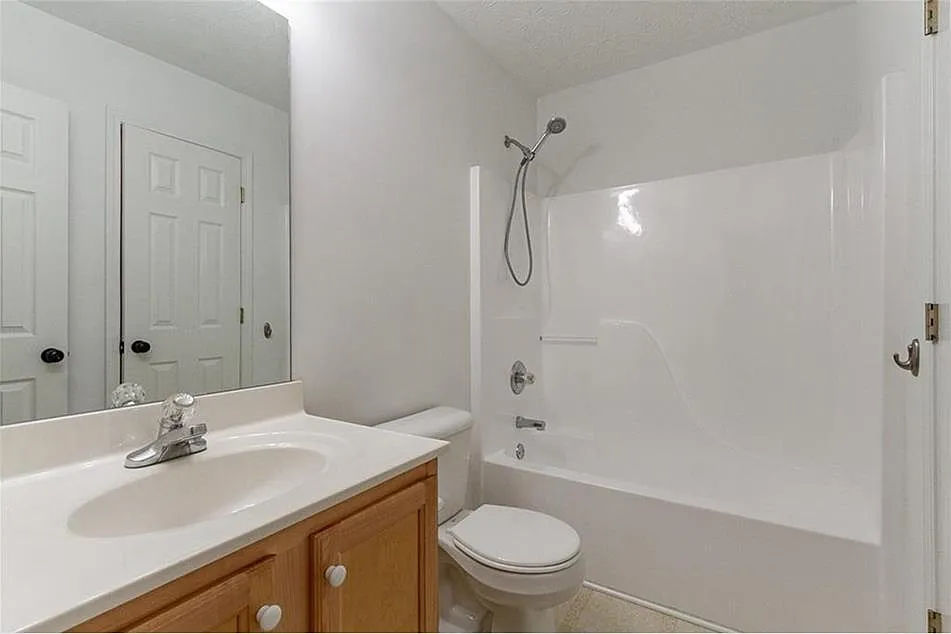 3 bed, 1851 sqft, $2,300 — Photo 3