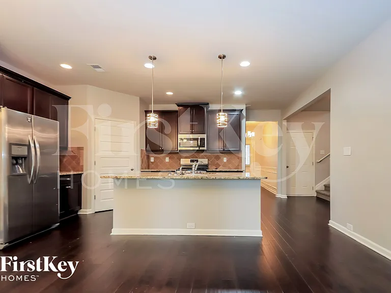 569 Carleton Pl — Photo 7